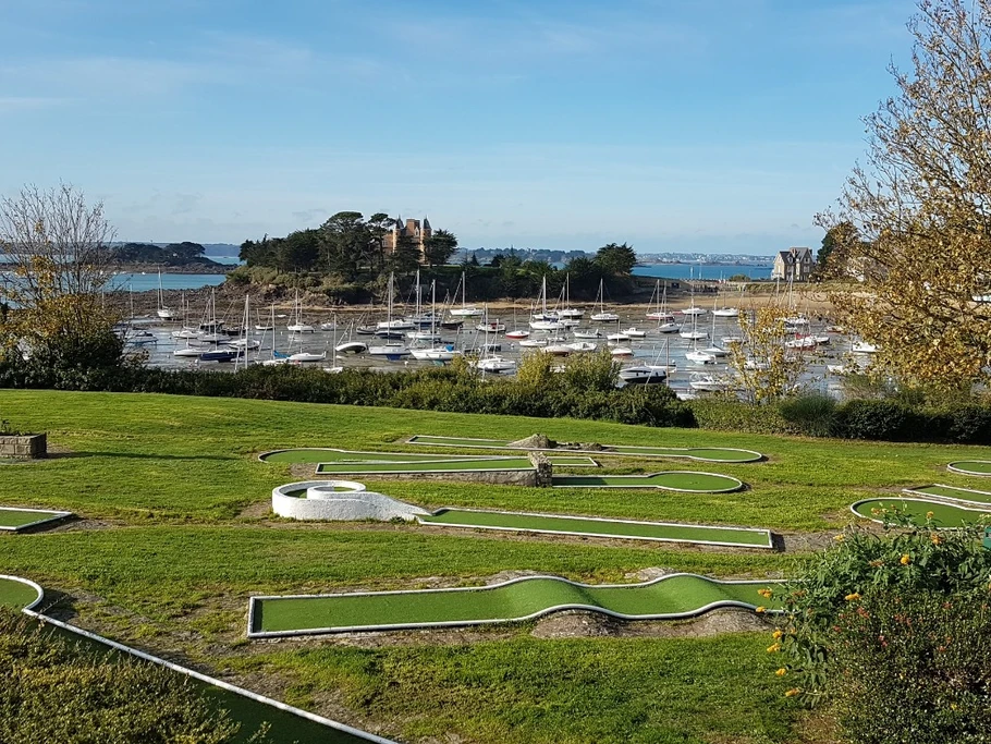 Vue sur le minigolf, le port de plaisance et la presqu'île de Saint-Briac.
Crédits photo : Clévacances