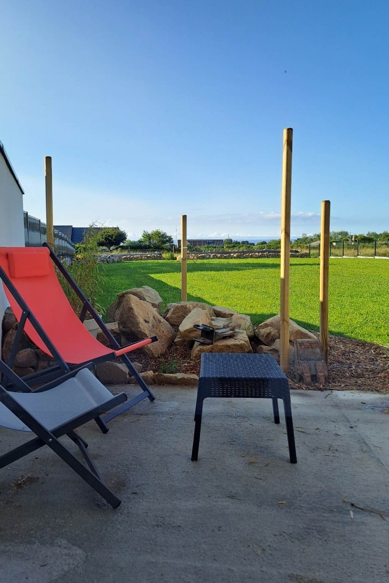 Grand jardin clos, grande terrasse, balançoire et son aperçu mer !