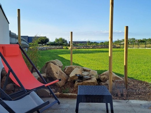 Grand jardin clos, grande terrasse, balançoire et son aperçu mer !