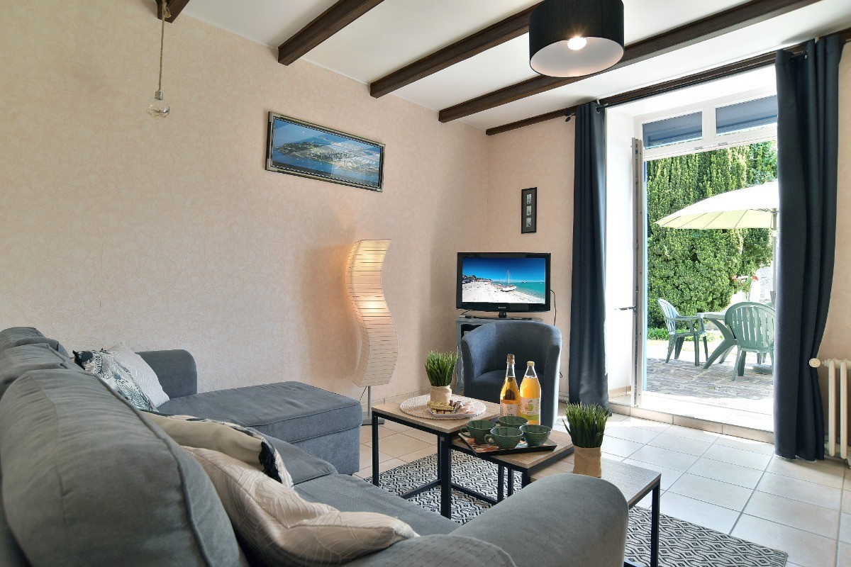 Coin salon indépendant accès à la terrasse et au jardin clôturé