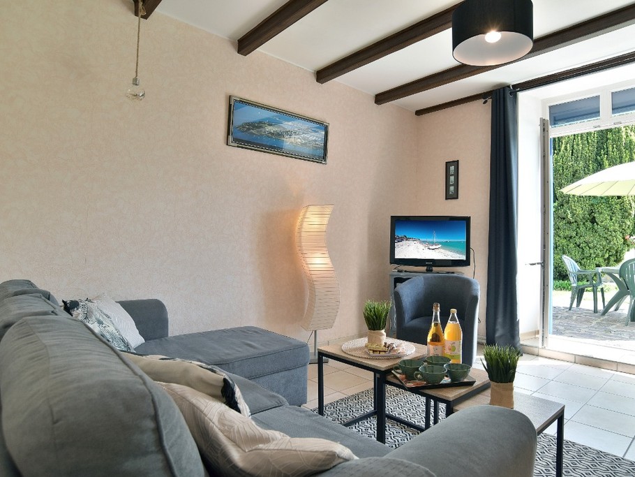 Coin salon indépendant accès à la terrasse et au jardin clôturé