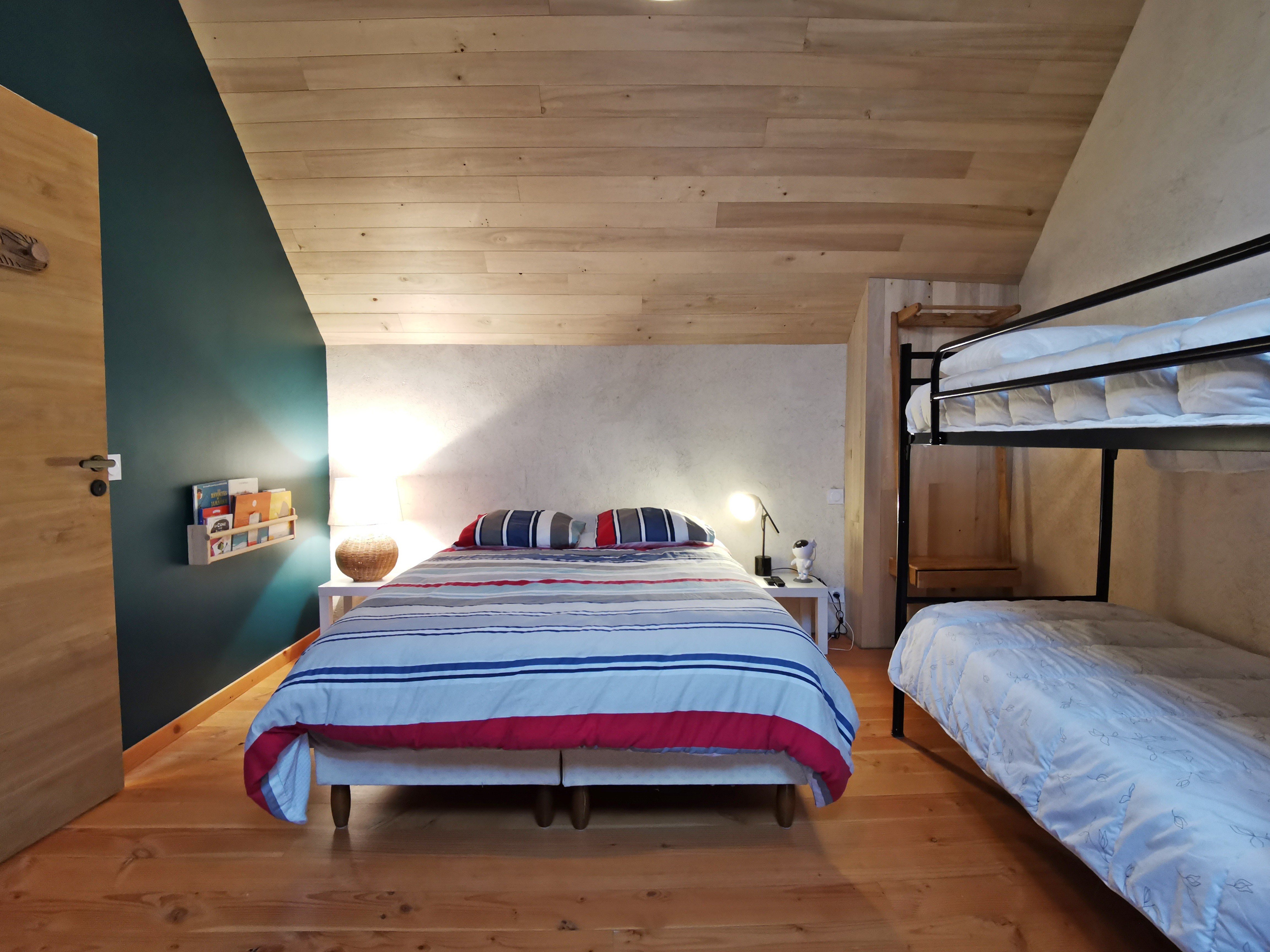 Etage : Chambre 1 - Lit 140 + 2 lits superposés 1 personne