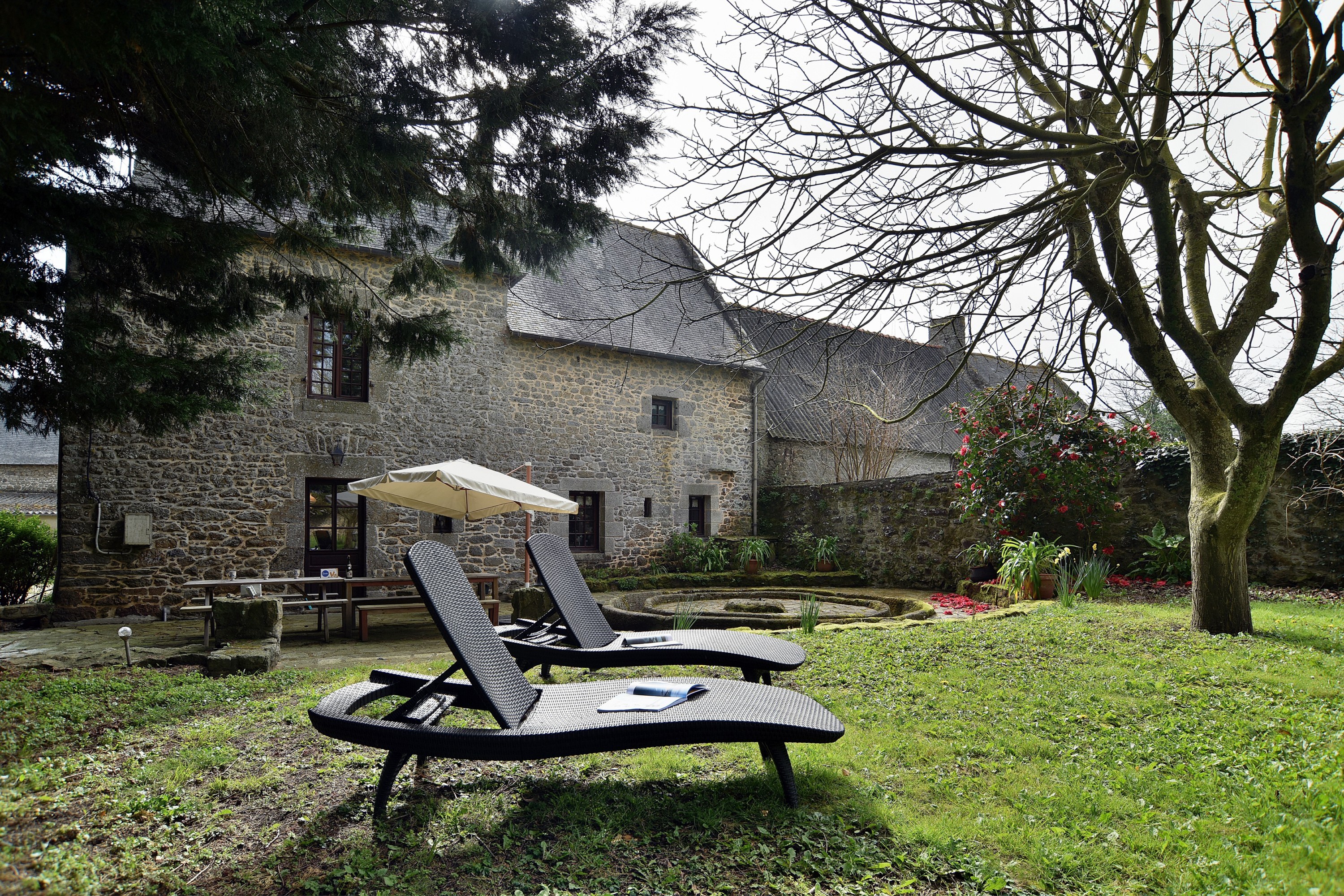 Vous profiterez de la terrasse avec tables de jardin, parasol et transats.1500 m² d'espaces verts : pelouses, vergers, espace de jeux pour enfants.