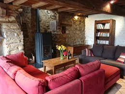 L'espace salon autour du poêle à bois - Gïte "Ar Merglet" - Grande longère authentique pour 12 pers. en Brocéliande près de Paimpont