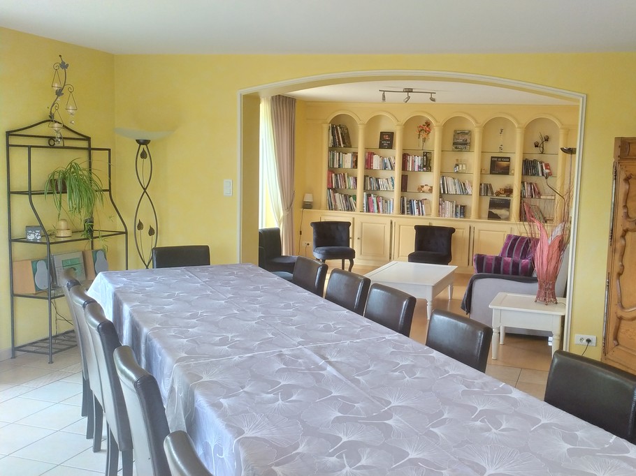 Salle à manger et en second plan 2ème coin salon/bibliothèque