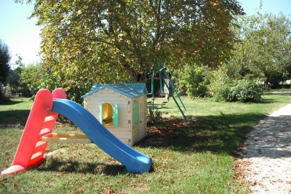 jeux pour enfants et espace verdure