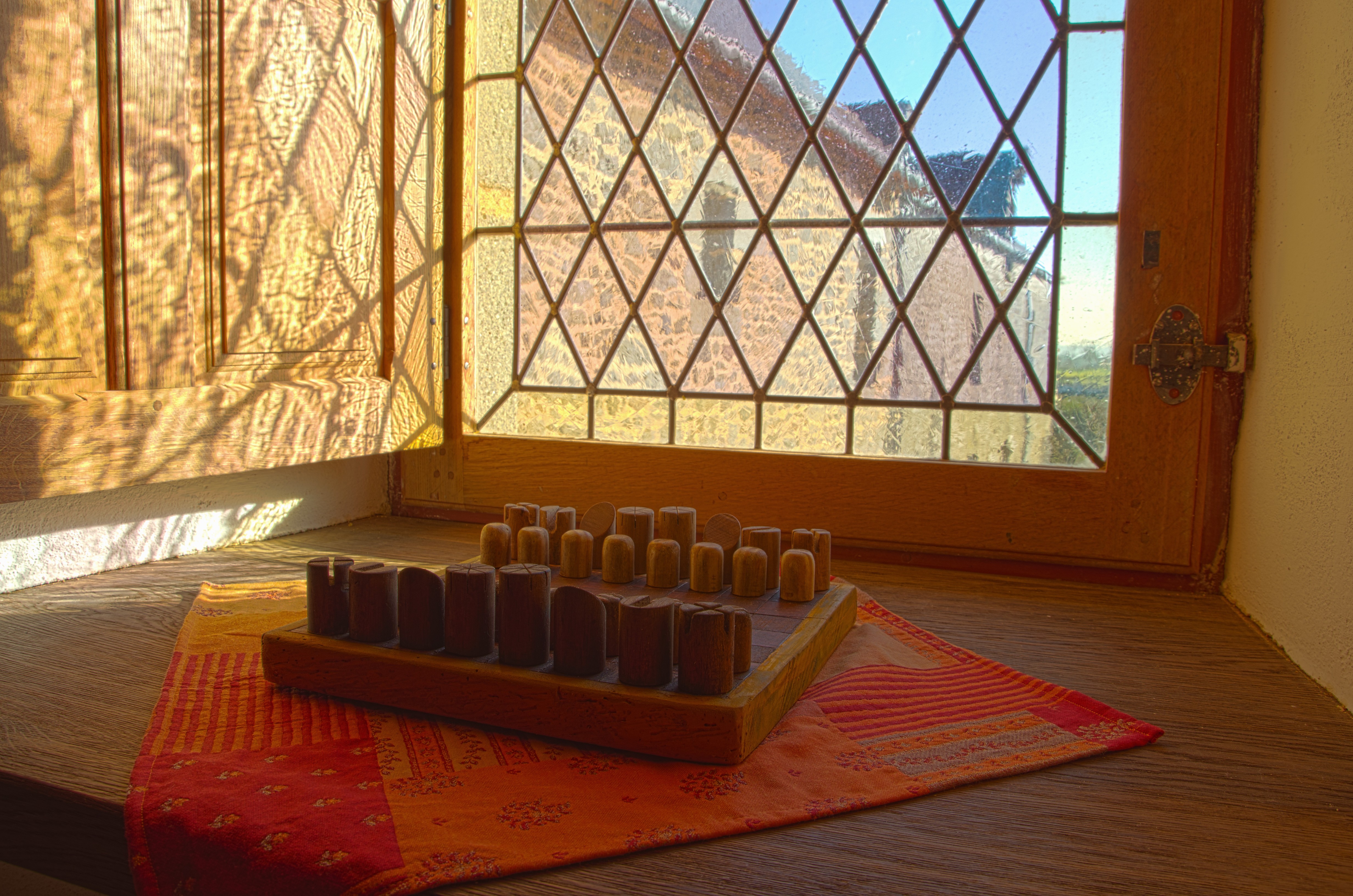 Jeu d'époque médiévale dans la grande chambre au 1er étage avec un lit à baldaquin 160x200 cm, agréable bureau et rangements.