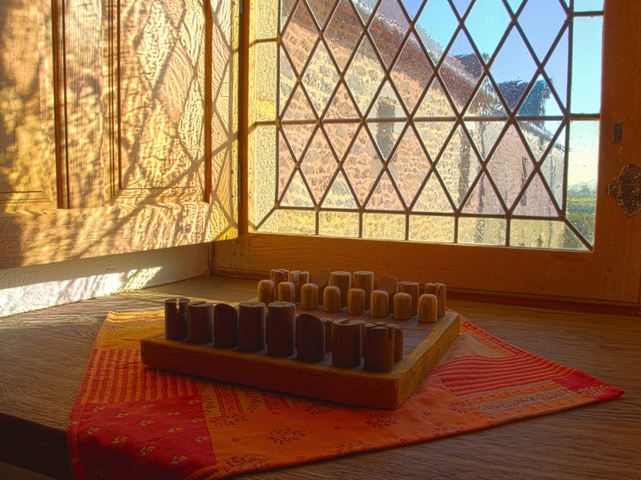 Jeu d'époque médiévale dans la grande chambre au 1er étage avec un lit à baldaquin 160x200 cm, agréable bureau et rangements.