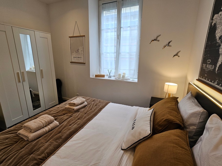 Chambre avec un lit queen size (160 x 200 cm). Salle d'eau avec WC attenants.