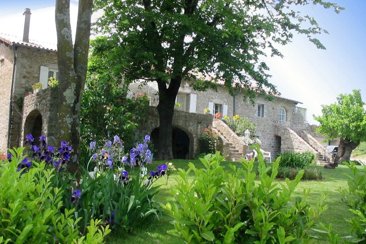 Vue d'ensemble de la maison, avec la location sur la droite.