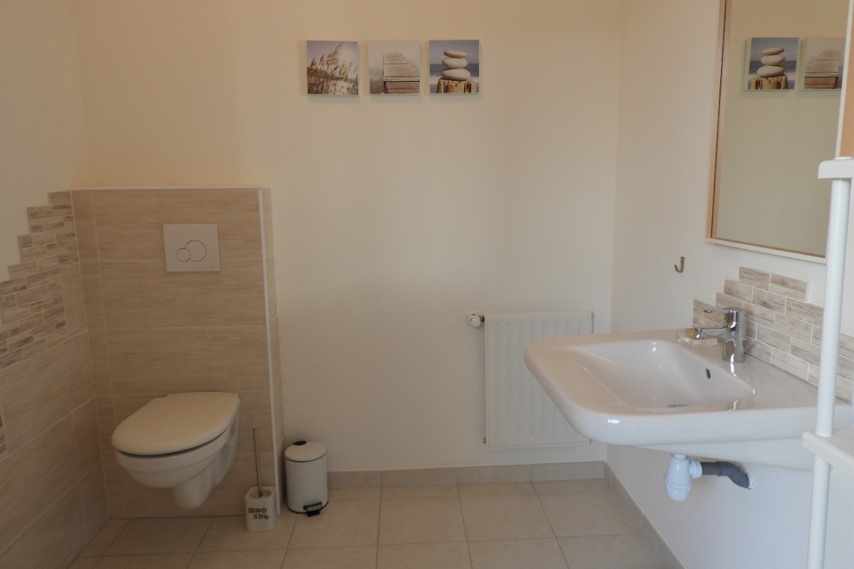 WC adapté aux personnes en fauteuil roulant