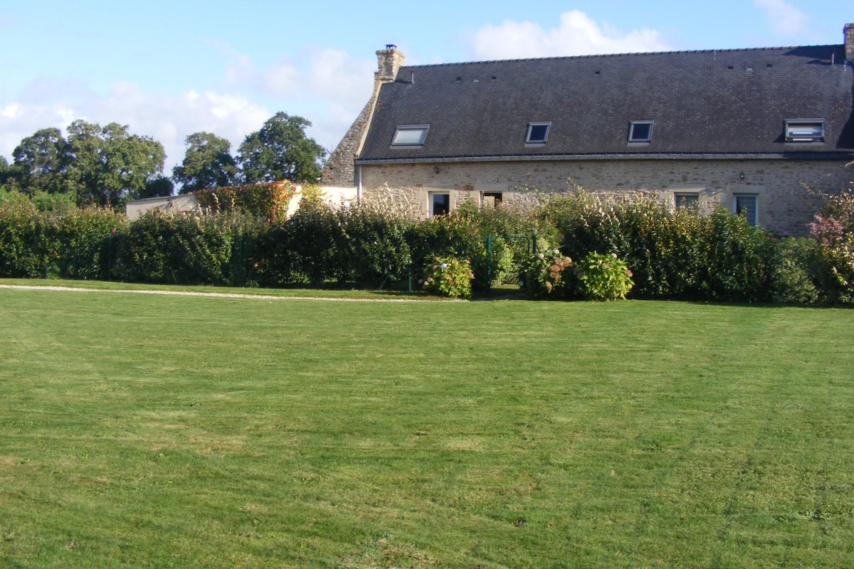 Au delà des jardins clos, grand espace vert très apprécié de nos vacanciers.