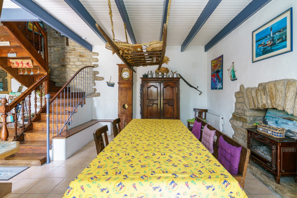Séjour avec table familiale