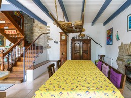 Séjour avec table familiale