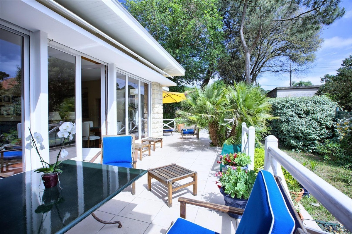 terrasse sud sans vis à vis avec store table pour 8/9 pers fauteuils et 1 bain de soleil