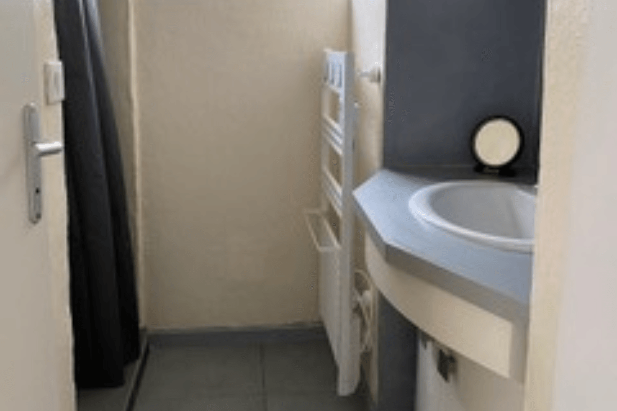 Leonard - bathroom