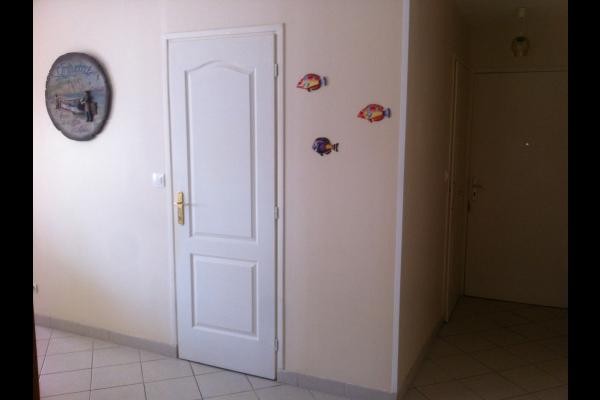 accès salle de bains , couloir d'entrée  et toilettes séparés