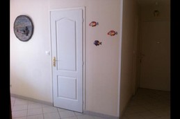 accès salle de bains , couloir d'entrée  et toilettes séparés