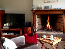 Salon avec cheminée; réserve de bois fournie gracieusement.
