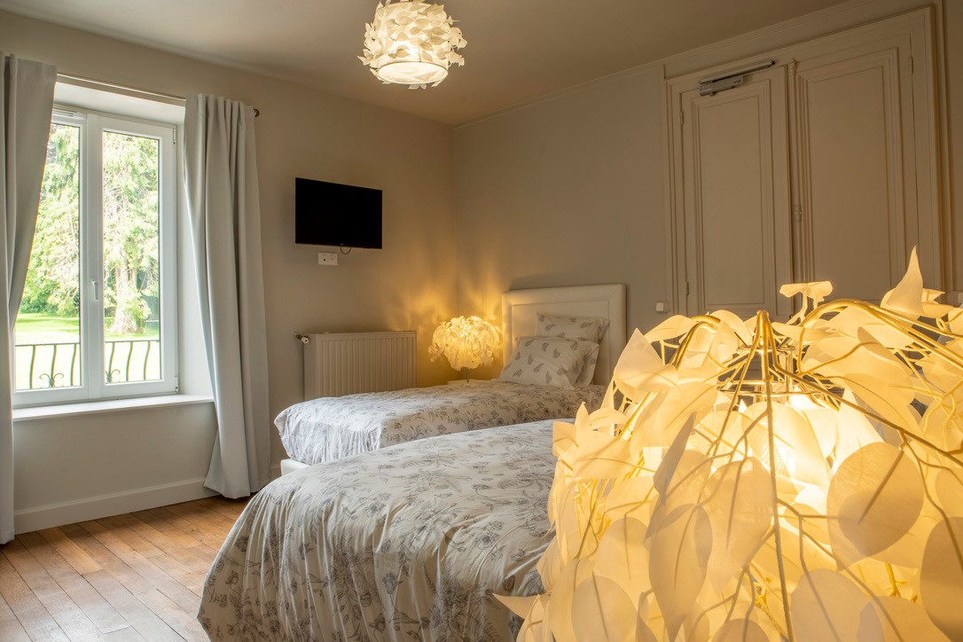 Chambre avec un lit Queen size et un lit simple (salle d'eau attenante)
