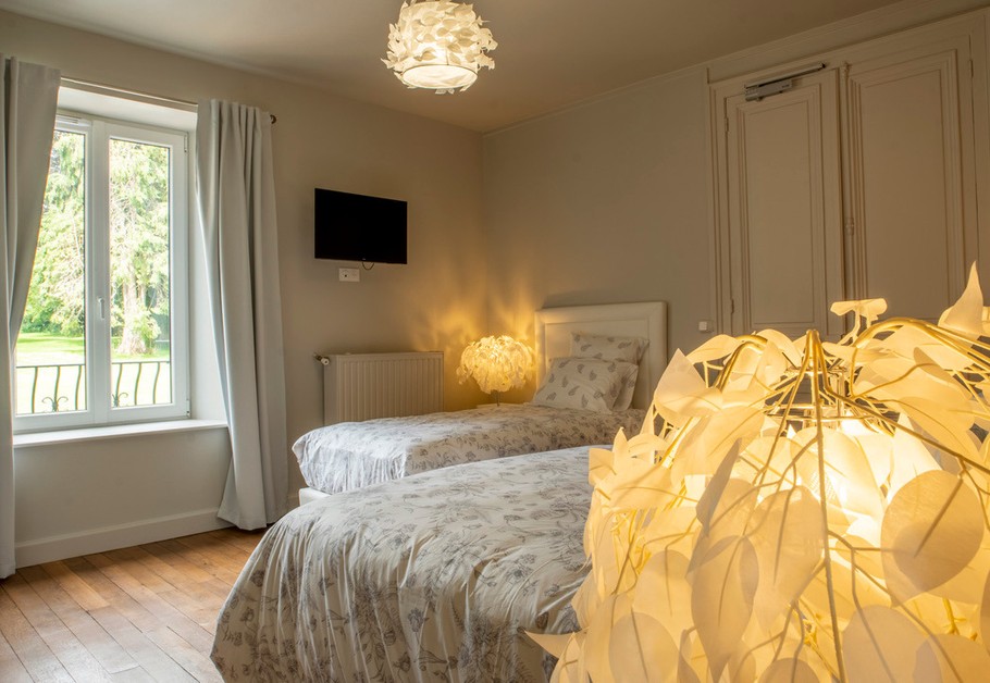 Chambre avec un lit Queen size et un lit simple (salle d'eau attenante)