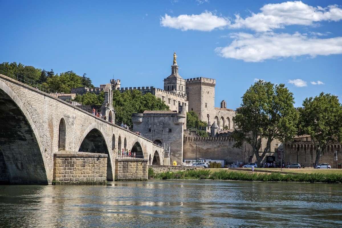 Gîte situé à environ 10 km d'Avignon et du Palais des Papes