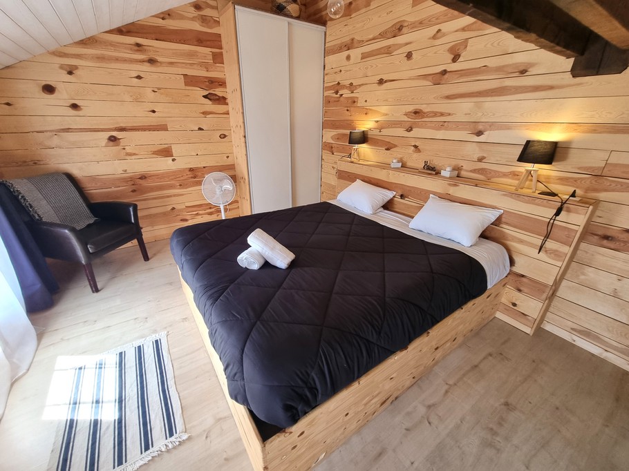 Chambre 5 « Noire » : 1 lit 180 cm × 200 cm