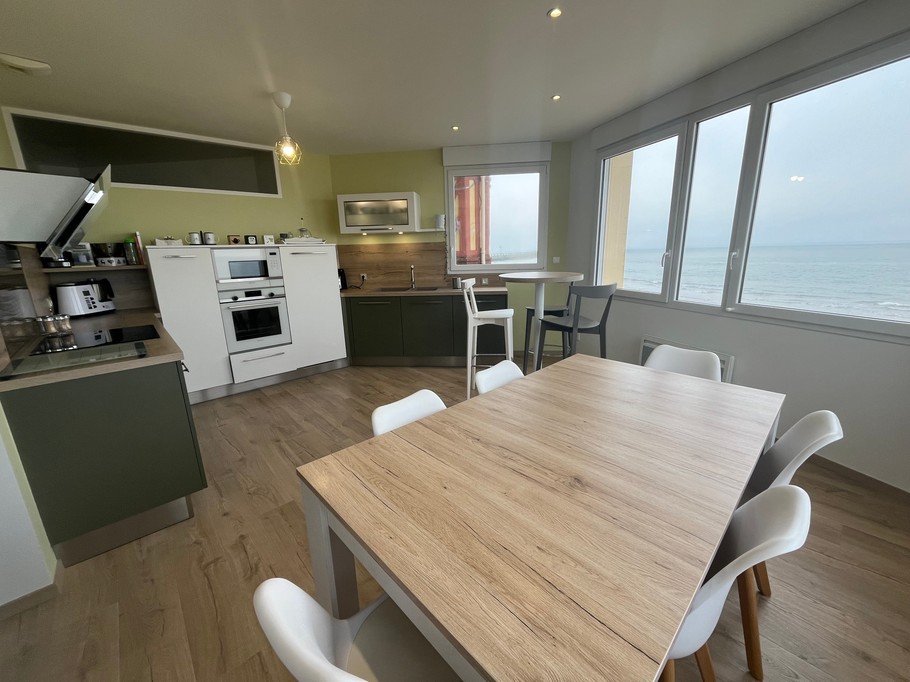 Location de vacances la villa des algues Grancamp maisy vue mer cuisine