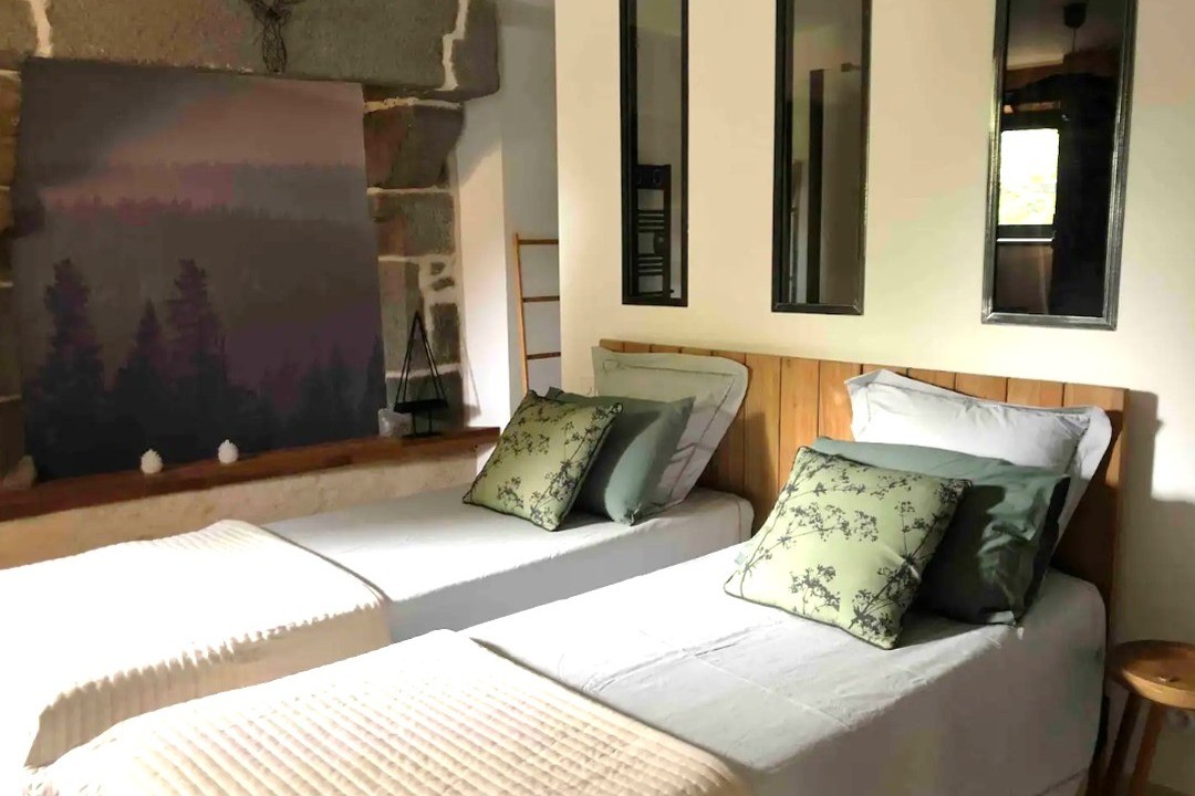 Chambre 2 personnes en configuration 2 lits 80 cm sur demande.