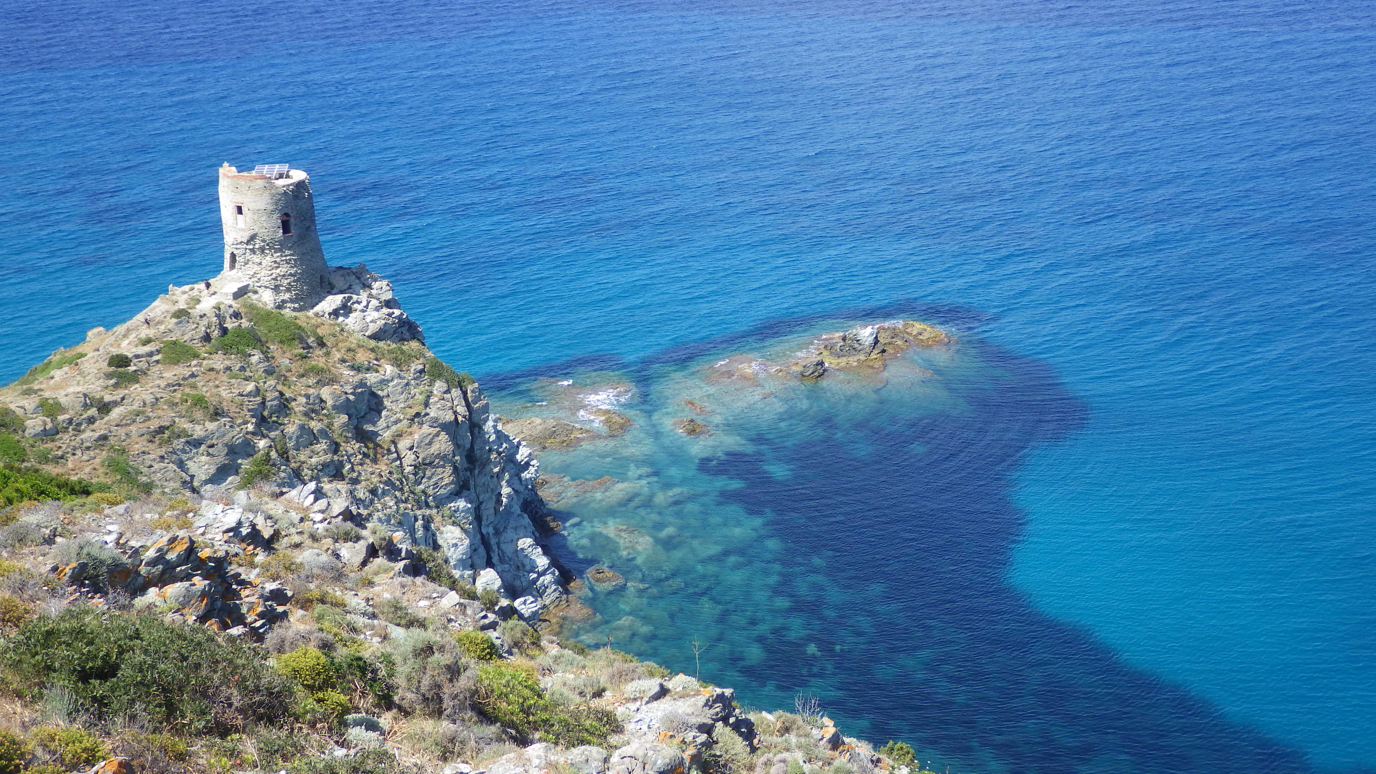 Tour genoise sur le sentier des douaniers.