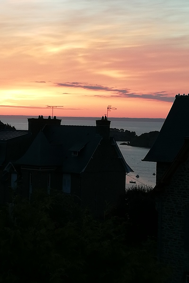 Le matin, vue Sud Est depuis l'appartement, le Rocher de Cancale, les Rimains et le Mont Saint-Michel.