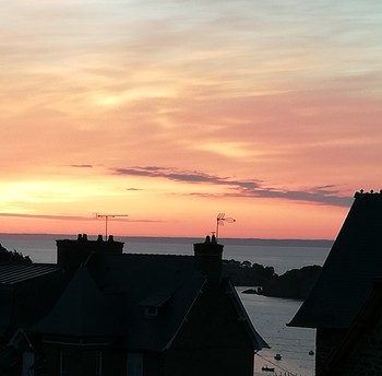 Le matin, vue Sud Est depuis l'appartement, le Rocher de Cancale, les Rimains et le Mont Saint-Michel.