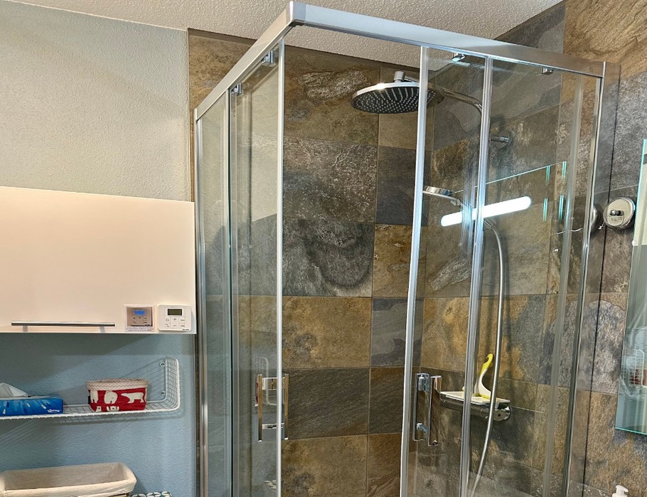 Salle de bain avec lave-linge 8 kg et sèche-linge 4 kg intégré. Sèche serviettes programmable