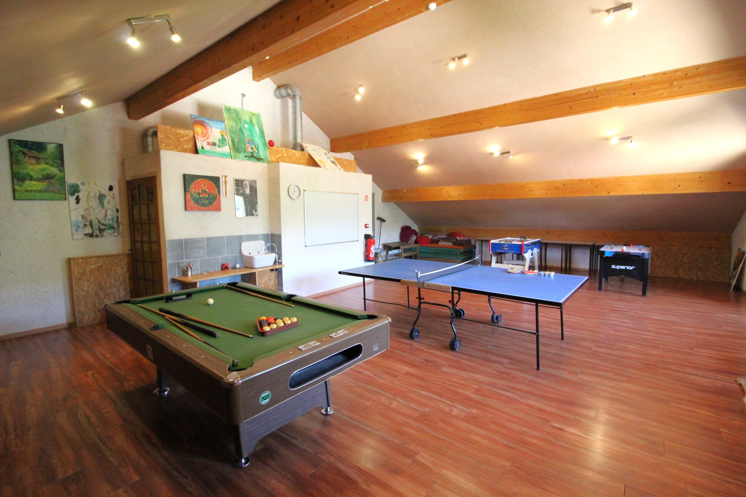 Salle de jeux - Ecogîte Saint-Prayel à Moyenmoutier – Gîte de groupe avec piscine, sauna, jeux