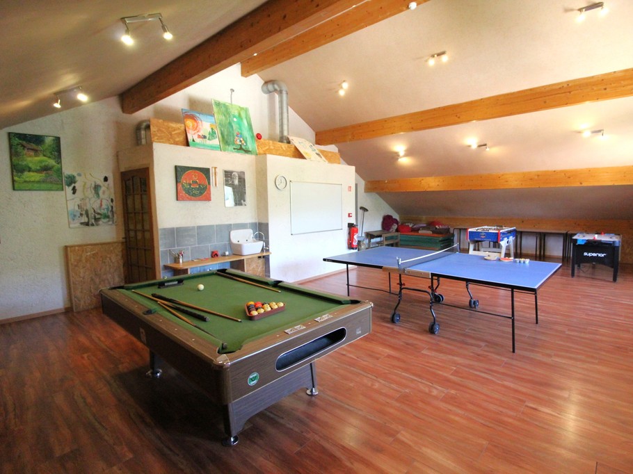 Salle de jeux - Ecogîte Saint-Prayel à Moyenmoutier – Gîte de groupe avec piscine, sauna, jeux