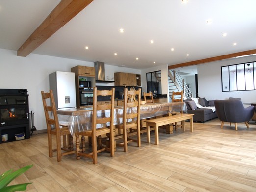 Cuisine ouverte sur le salon séjour - Chez Gigi et Malou Gîte Jonquille