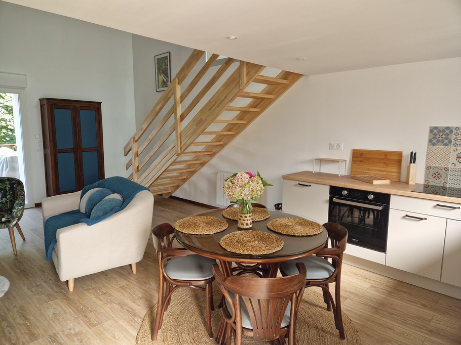 Séjour, cuisine - Gite les bords de l'Amezule, gite Mirabelle