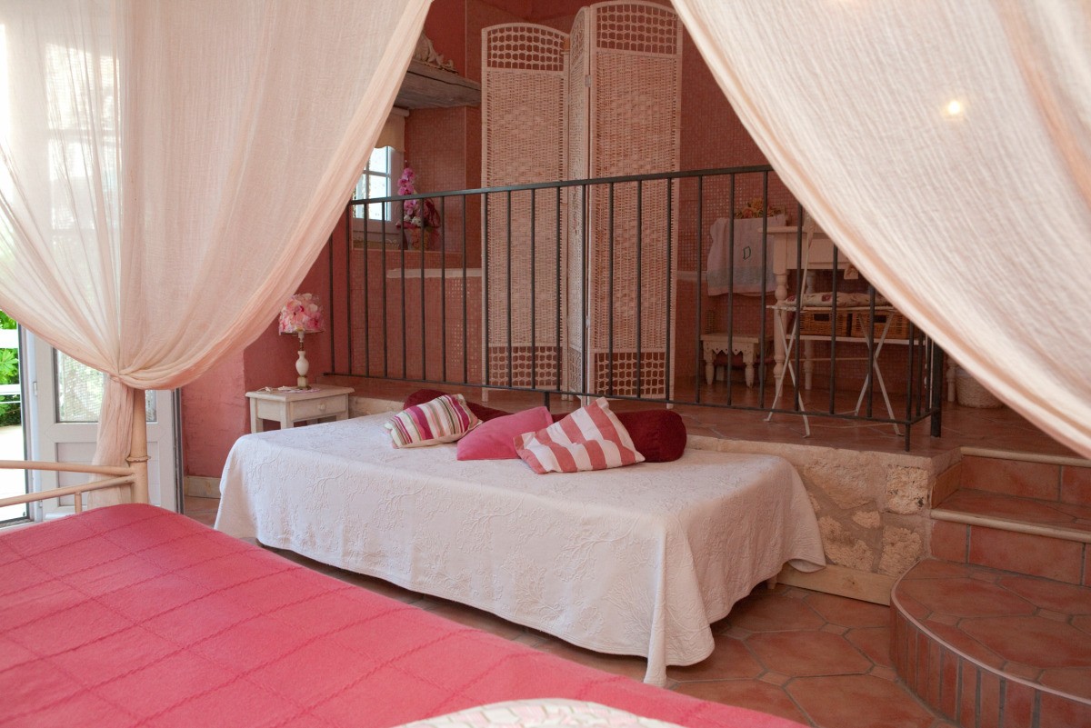Salle de bain atypique  - chambre rose