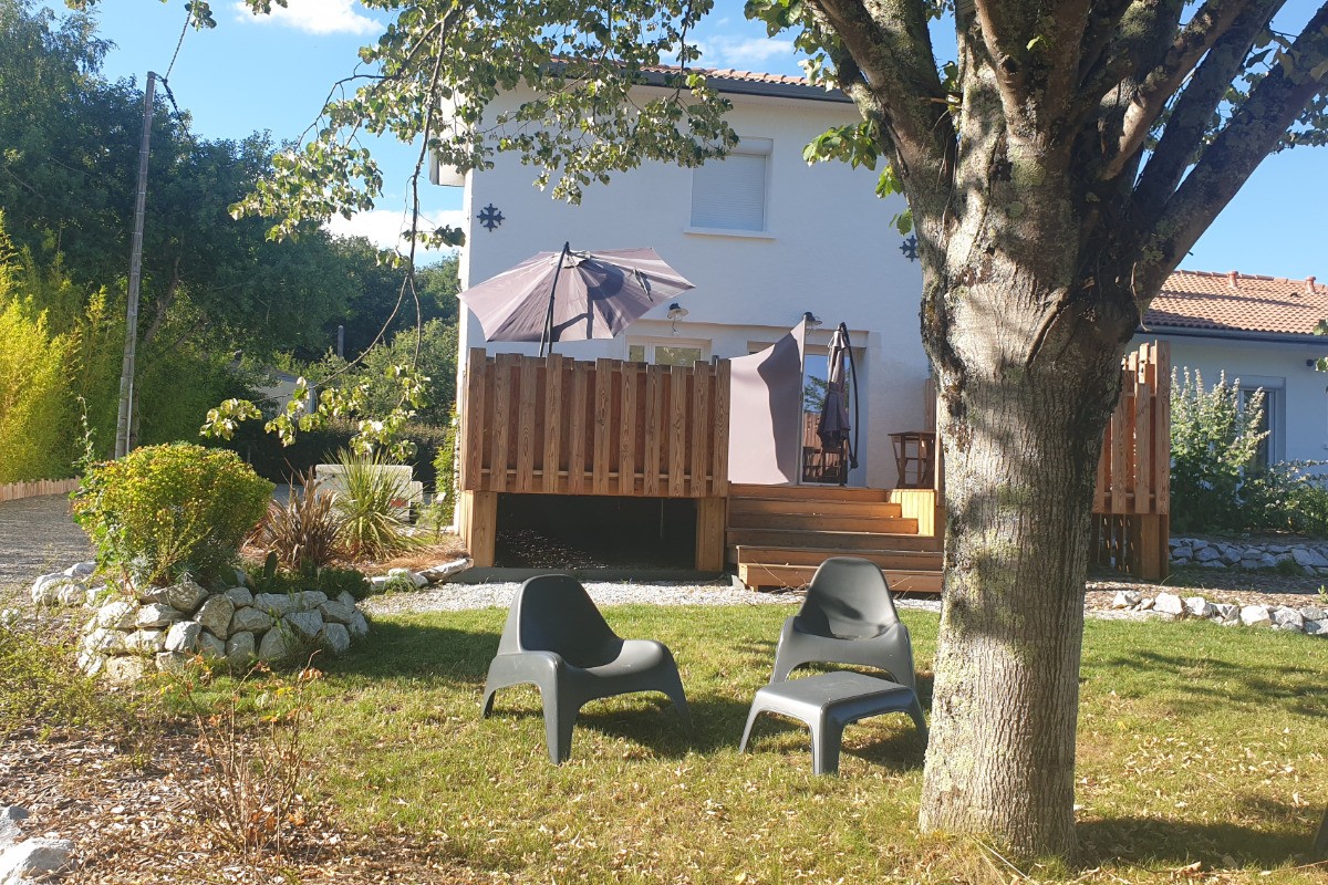 La tour où se situe le gîte la Pujaudrine et la terrasse partagée avec le gîte Occitanie et séparée avec un paravent amovible