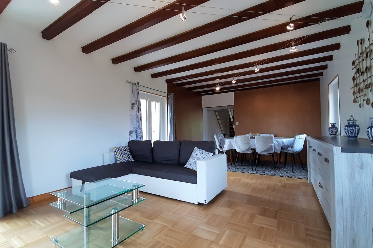1er niveau - Séjour-salon-salle à manger avec accès direct sur le balcon.