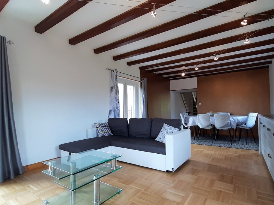 1er niveau - Séjour-salon-salle à manger avec accès direct sur le balcon.