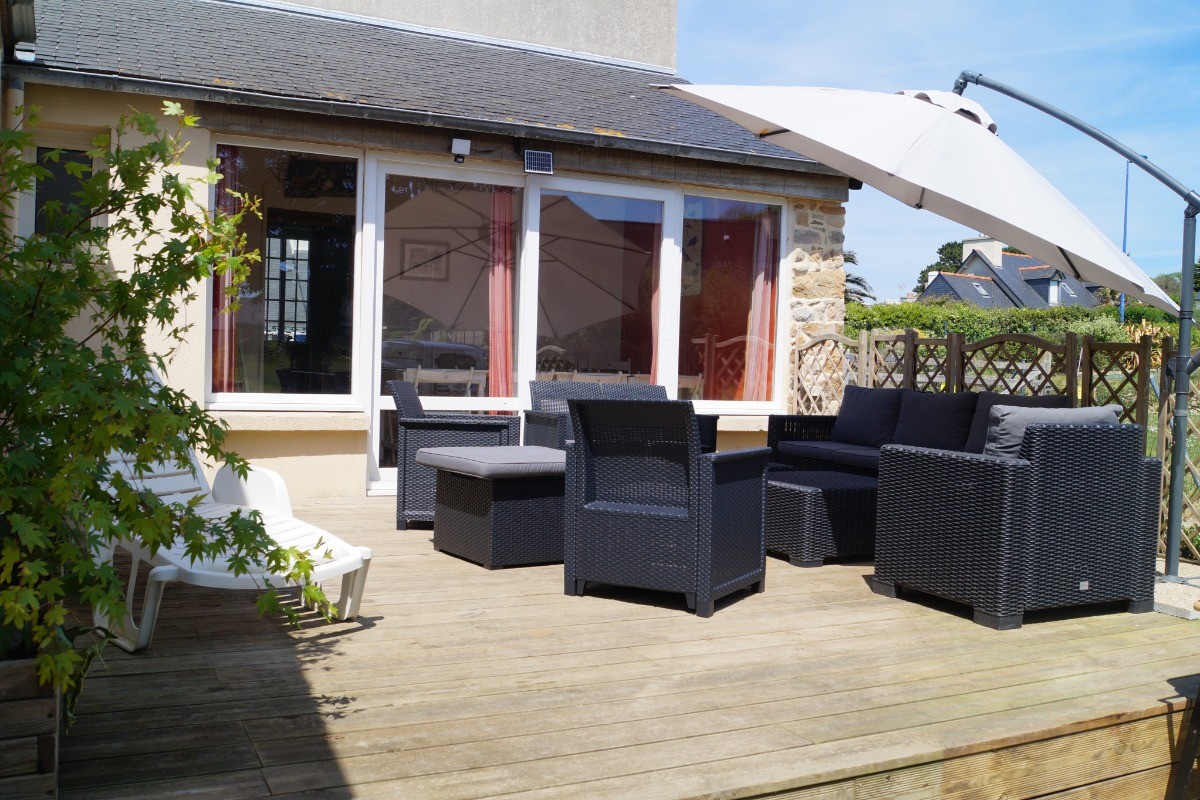 Terrasse bois avec salon de jardin, bain de soleil et parasol - barbecue à charbon