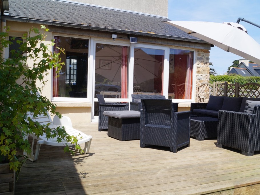 Terrasse bois avec salon de jardin, bain de soleil et parasol - barbecue à charbon