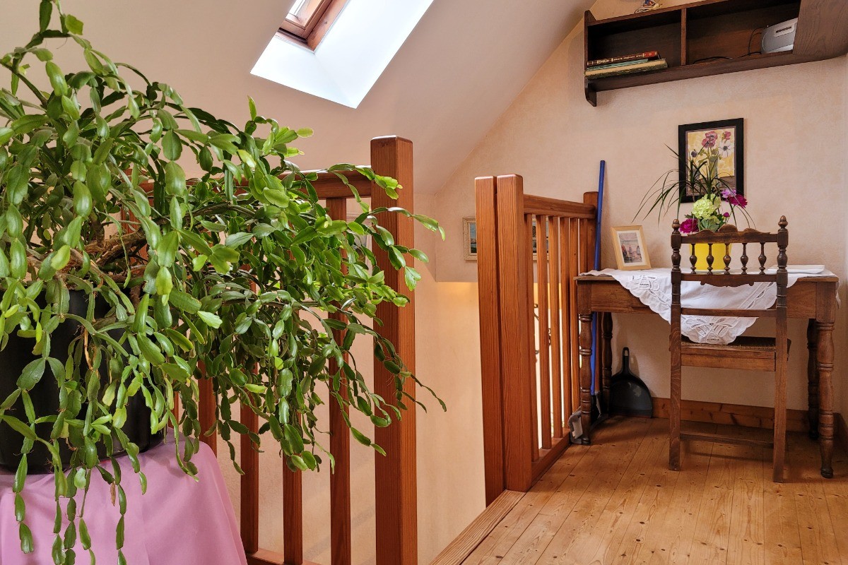 Gîte Mayline, palier de l'étage avec espace bureau coin lecture