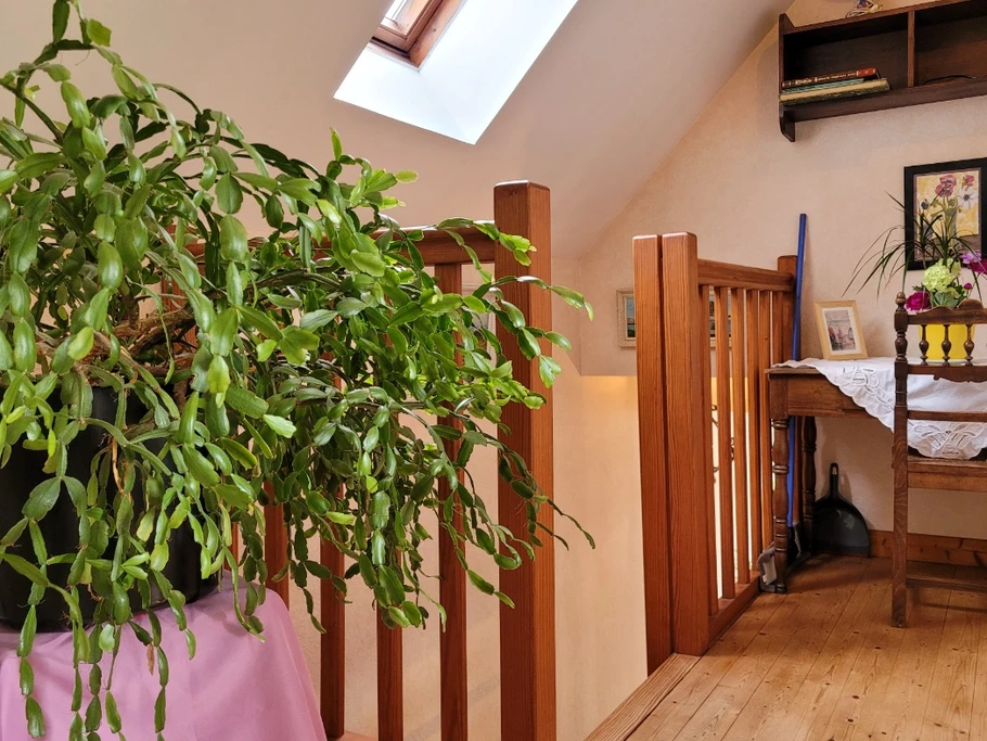 Gîte Mayline, palier de l'étage avec espace bureau coin lecture