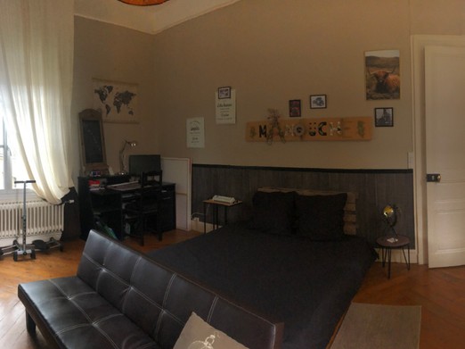 un grand lit de 160/200 et un bureau