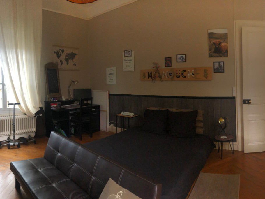 un grand lit de 160/200 et un bureau