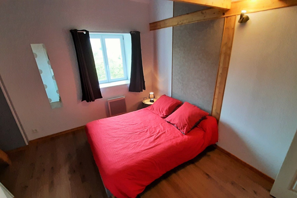 étage : chambre 2 avec mezzanine : 1 lit 2 pers. en 140x190 cm + 1 lit 1 pers. en 90x190 cm
