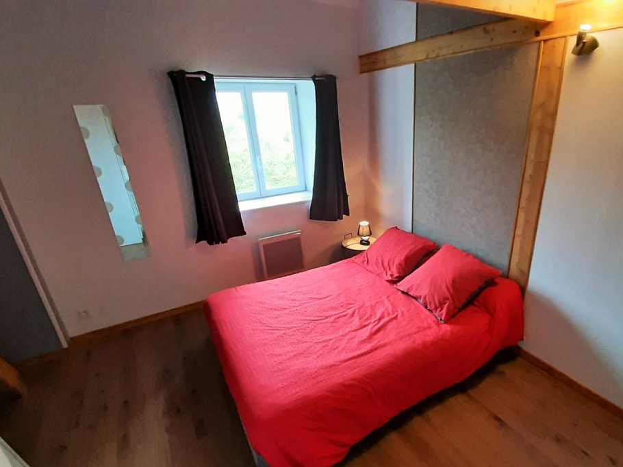 étage : chambre 2 avec mezzanine : 1 lit 2 pers. en 140x190 cm + 1 lit 1 pers. en 90x190 cm