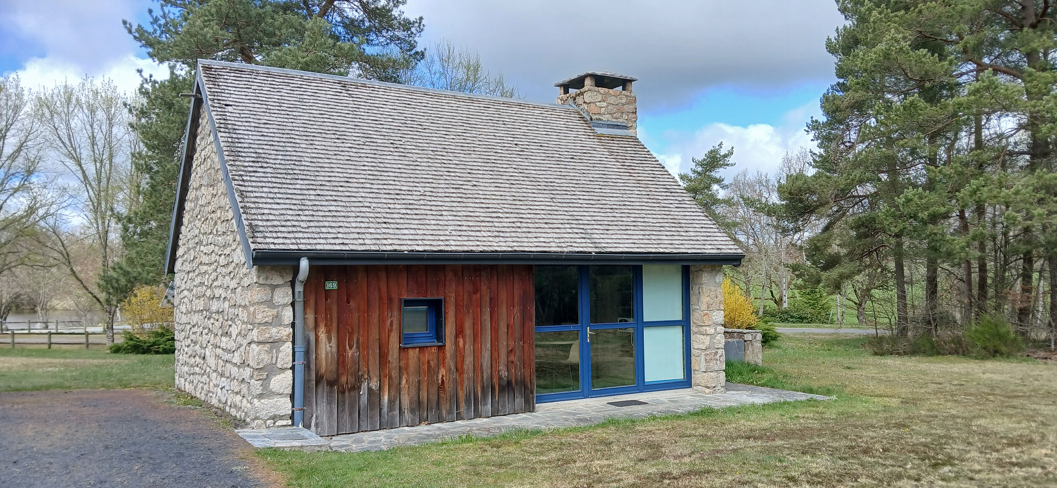 Etang de Farges, Saint Germain près Herment, Chalet Bleu - Extérieur